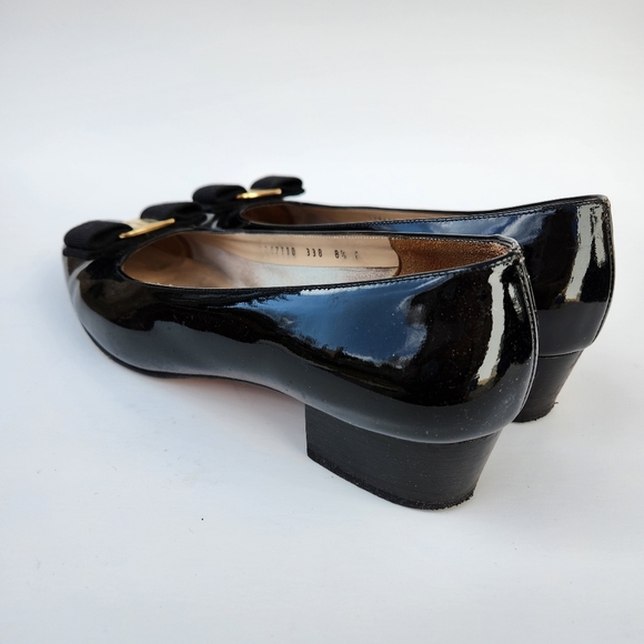 Salvatore Ferragamo Vintage '05 Vara Black Patent Flats With Bow - Picture 4 of 11